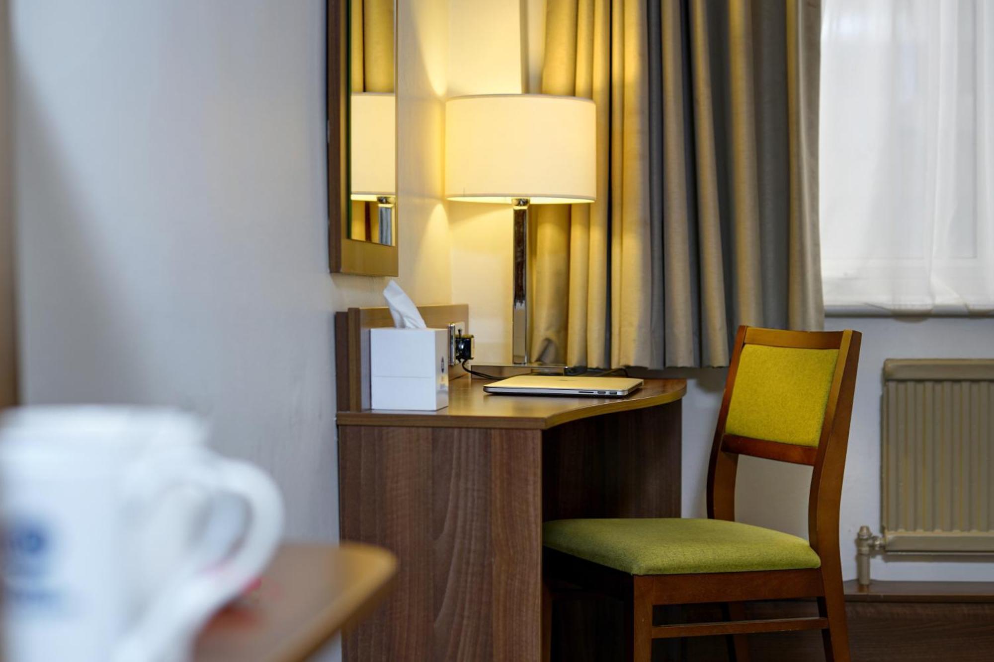 Cresta Court Hotel Олтрингем Екстер'єр фото
